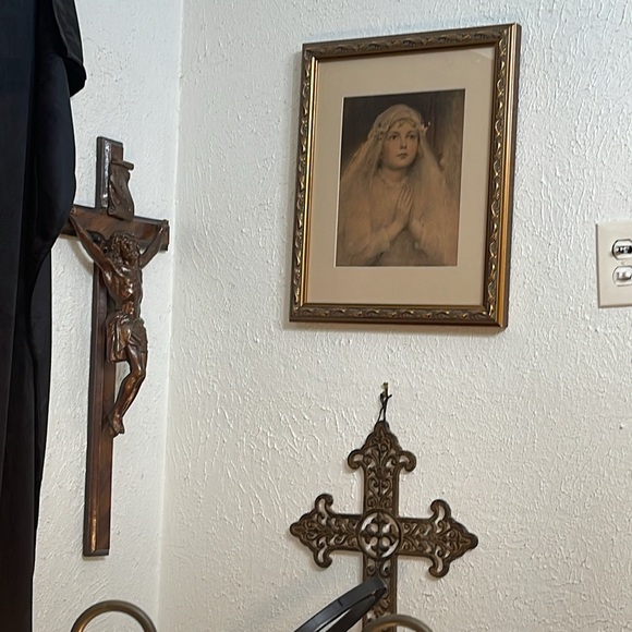 Signed and framed Vintage Art Piece of Catholic Girl Receiving Communion - Picture 3 of 4